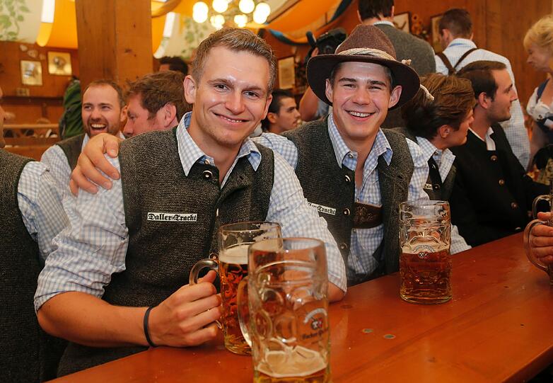 ...ganz zünftig in Tracht.