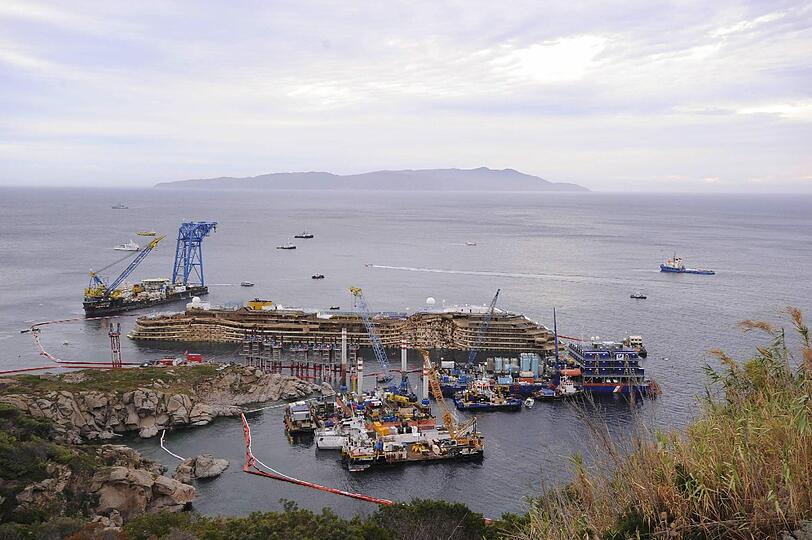 Es ist inzwischen Morgen in Giglio. Der Schaden, den der Felsen an der rechten Flanke des Schiffes angerichtet hat, ist enorm.