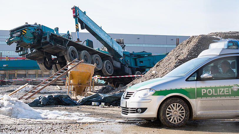 Am Donnerstagvormittag stürzte auf einer Baustelle in Freising eine Betonpumpe auf zwei Arbeiter - sie starben noch vor Ort.