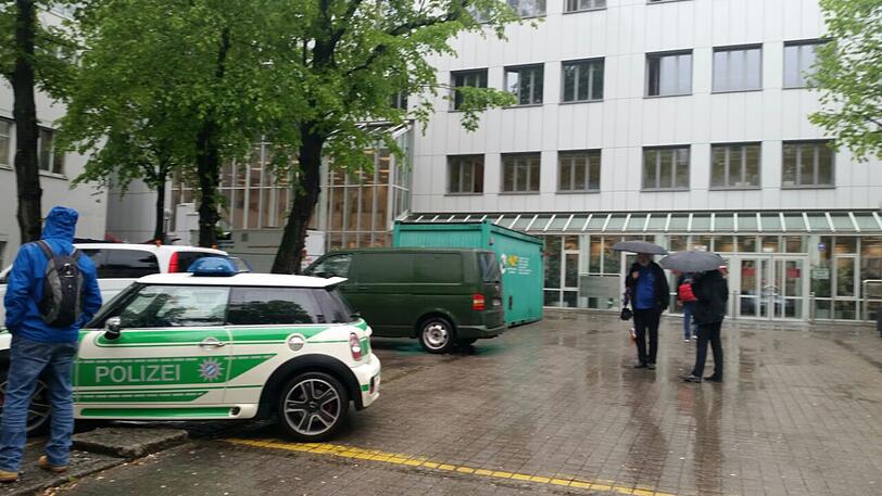 Polizeieinsatz wegen Amokalarm am Berufsschulzentrum Ostbahnhof.