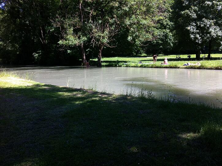 Der Eisbach wird vom Baureferat von Müll und Sand befreit.