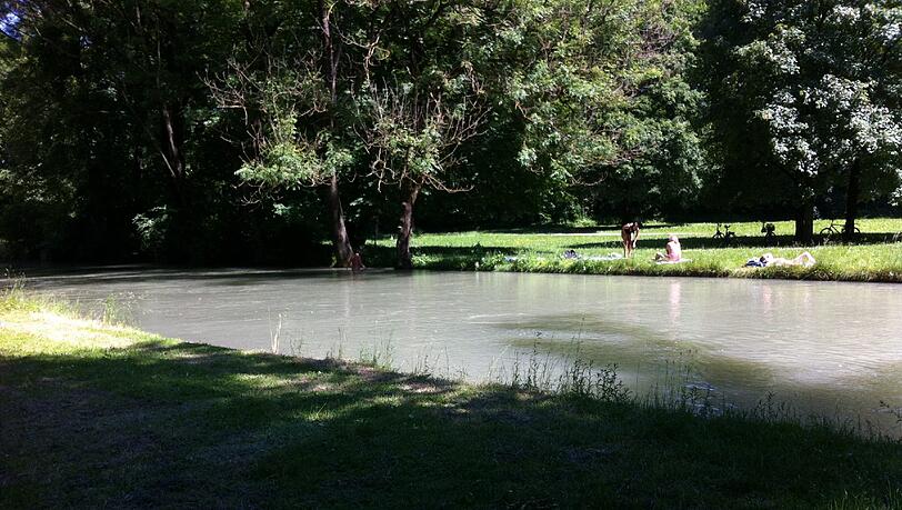 Der Eisbach wird vom Baureferat von Müll und Sand befreit. Der Eisbach wird vom Baureferat von Müll und Sand befreit.