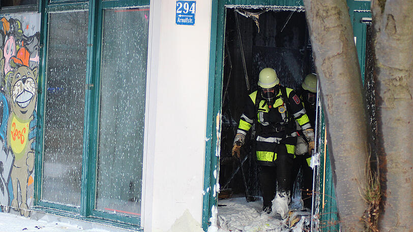 Die Feuerwehr bei den Löscharbeiten.