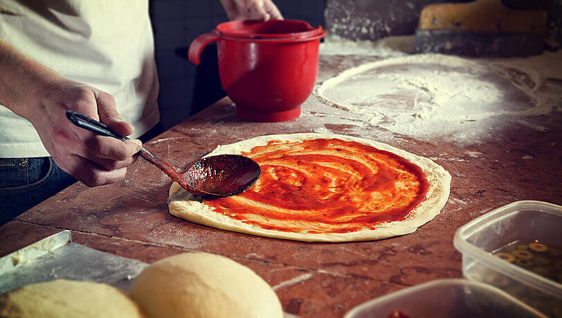 Selbstgemachter Pizzateig benötigt eine lange Gehzeit Selbstgemachter Pizzateig benötigt eine lange Gehzeit