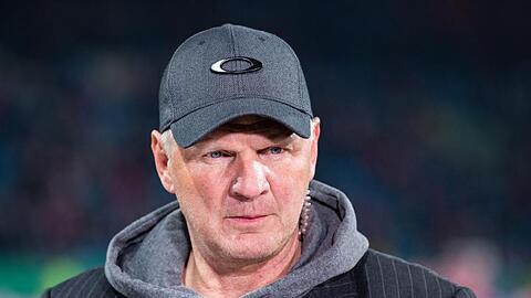 Der frühere Fußball-Nationalspieler Stefan Effenberg steht an der Seitenlinie.