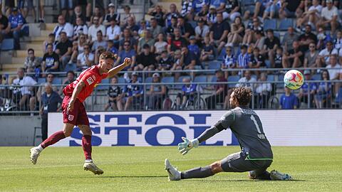 Bielefelds Torwart Stefanos Kapino (r) kassiert den Treffer zum 0:3.