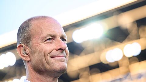Augsburgs Trainer Jess Thorup steht vor dem Spiel im Stadion.