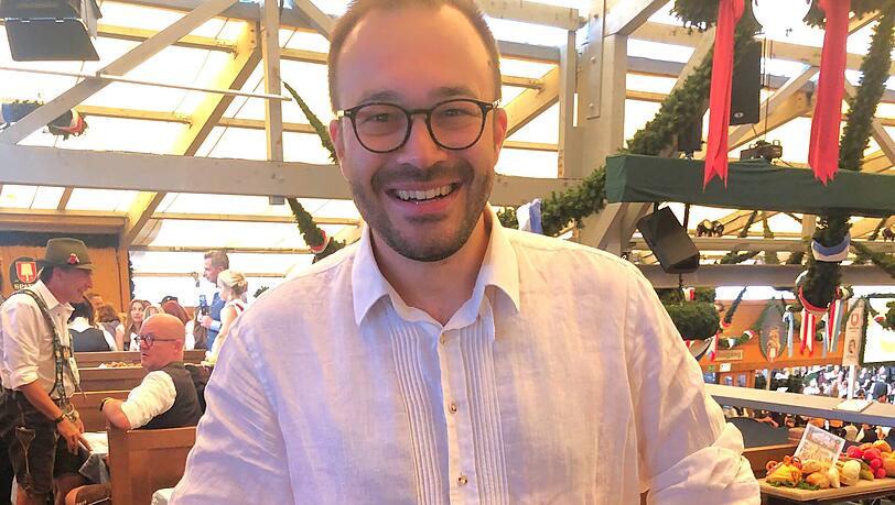 Der Münchner SPD-Chef Christian Köning beim Anstich im Schottenhamel-Zelt. Der Münchner SPD-Chef Christian Köning beim Anstich im Schottenhamel-Zelt.