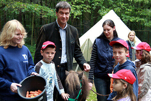 Umweltminister Markus Söder mit Julia Kestler (ganz links), die im Tiergarten ihr Freiwilliges Ökologisches Jahr absolviert.