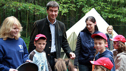 Umweltminister Markus Söder mit Julia Kestler (ganz links), die im Tiergarten ihr Freiwilliges Ökologisches Jahr absolviert. Umweltminister Markus Söder mit Julia Kestler (ganz links), die im Tiergarten ihr Freiwilliges Ökologisches Jahr absolviert.