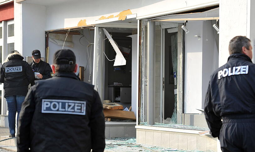 Ermittler des bayerischen Landeskriminalamts (LKA) untersuchen in Poernbach Spuren vor einer Bankfiliale, die am fruehen Morgen von unbekannten Taetern gesprengt wurde.