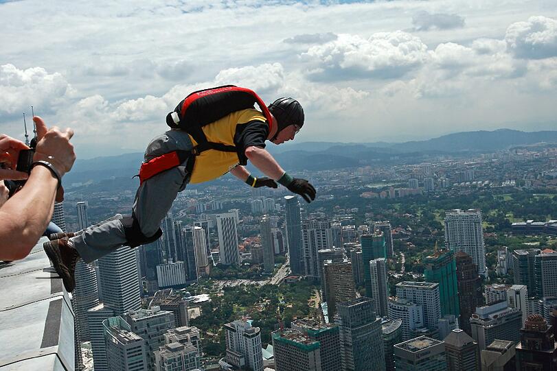 Bilder vom Base-Jumping-Treffen in Kuala Lumpur. Da wird's einem beim Hinschauen schlecht.