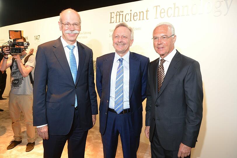 (v.l-r.) Dieter Zetsche, Joachim Schmidt, Vertriebsvorstand von Mercedes-Benz Cars, und Franz Beckenbauer