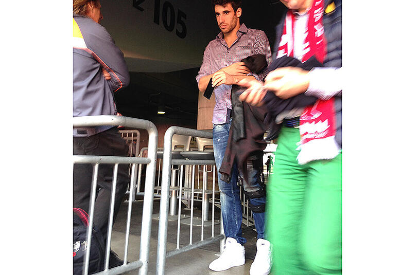 Javi Martínez beim Spiel gegen Bremen in der Allianz Arena mit Schiene am Knie.