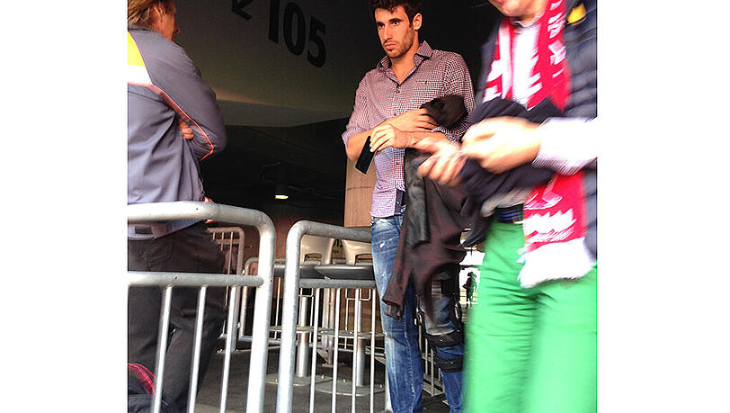 Javi Martínez beim Spiel gegen Bremen in der Allianz Arena mit Schiene am Knie. Javi Martínez beim Spiel gegen Bremen in der Allianz Arena mit Schiene am Knie.