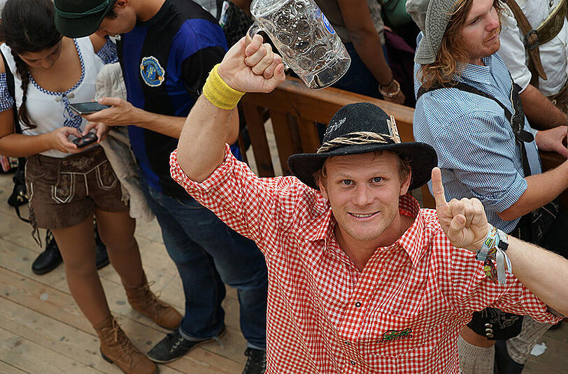 Auch AZ-Fotograf Daniel von Loeper hat sich auf der Wiesn umgeschaut und die Party-Stimmung in den Zelten eingefangen.
