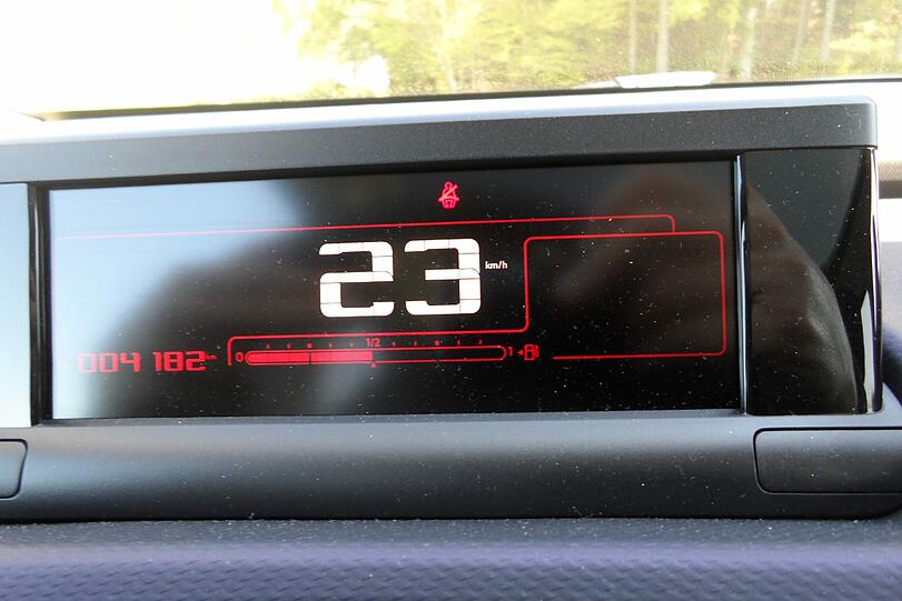 Der Tacho auf dem Bildschirm vor dem Fahrer zeigt das Tempo digital an.