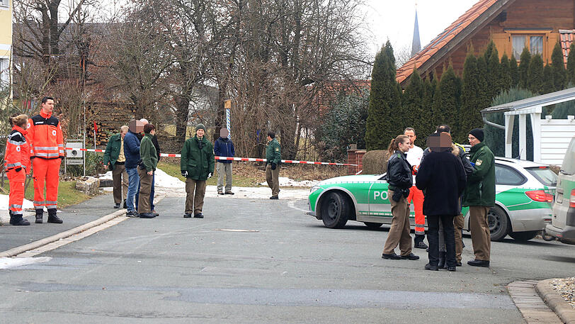 Am Dienstag entdeckte die Polizei drei Leichen in einer verrauchten Wohnung in Kirchehrenbach (Lkr. Forchheim) in Oberfranken. Die Bilder vom Großeinsatz.