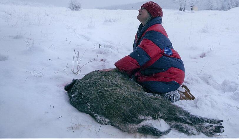Duszejko (Agnieszka Mandat) beweint die grausame Ermordung eines Wildschweins.