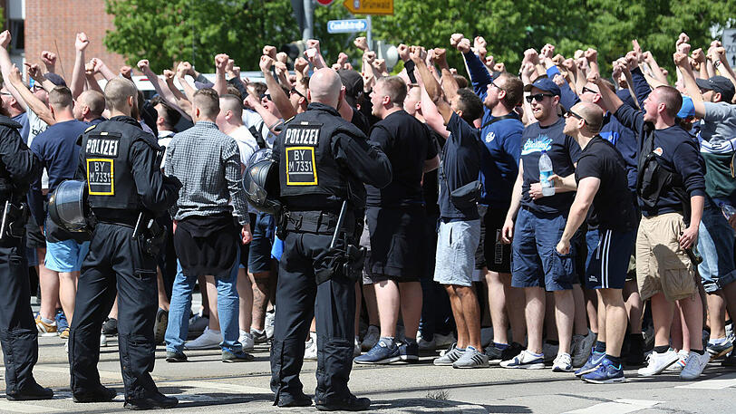 Die Löwen-Anhänger vor dem Derby auf dem Weg ins Grünwalder Stadion. Im Schlepptau: Reichlich Polizei. Die Bilder vom Sonntagmittag.