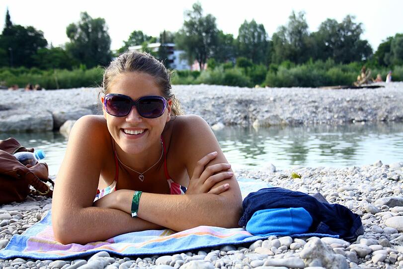 Jessi sieht das Leben für den Moment durch die lilafarbene Brille.