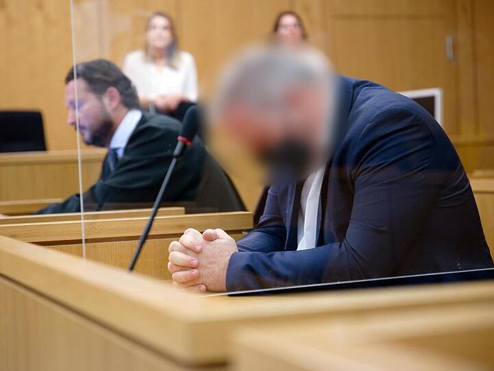 Der Angeklagte (r) sitzt vor Beginn seines Prozesses in einem Saal des Landgerichts neben seinem Rechtsanwalt Peter Nickel. Foto: Henning Kaiser/dpa