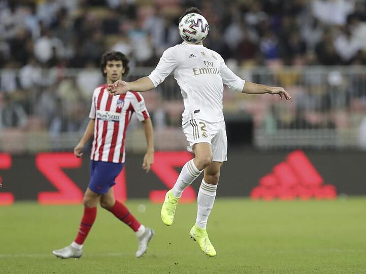 Reals Daniel Carvajal (r) stoppt den Ball.