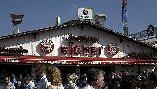 Das Sieber-Festzelt auf der Wiesn ist eine Institution - und gefährdet. Das Sieber-Festzelt auf der Wiesn ist eine Institution - und gefährdet.