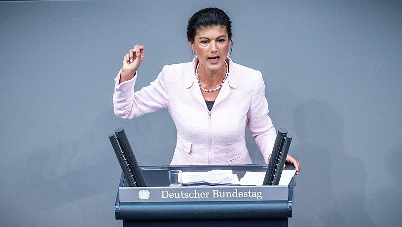 Die Regierung riskiere die Armut von Familien in Deutschland und gefährde die Versorgung der deutschen Industrie mit billiger Energie, sagt Sahra Wagenknecht.