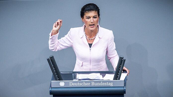 Die Regierung riskiere die Armut von Familien in Deutschland und gefährde die Versorgung der deutschen Industrie mit billiger Energie, sagt Sahra Wagenknecht.
