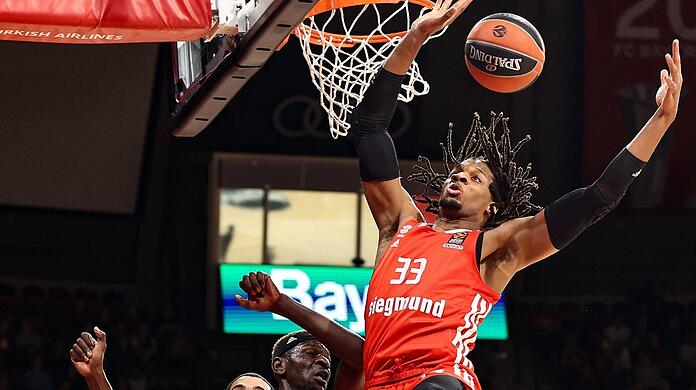 Oben auf: Freddie Gillespie (am Ball) und die Bayern überraschen gegen Baskonia.