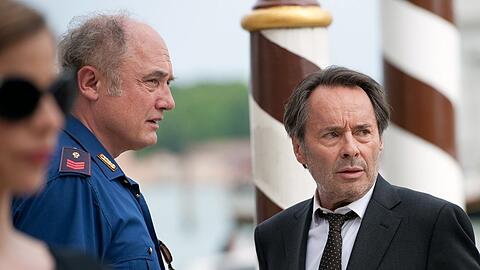 "Donna Leon: Tierische Profite": Brunetti (Uwe Kockisch, r.) und Vianello (Karl Fischer) werden zu einem Tatort gerufen.