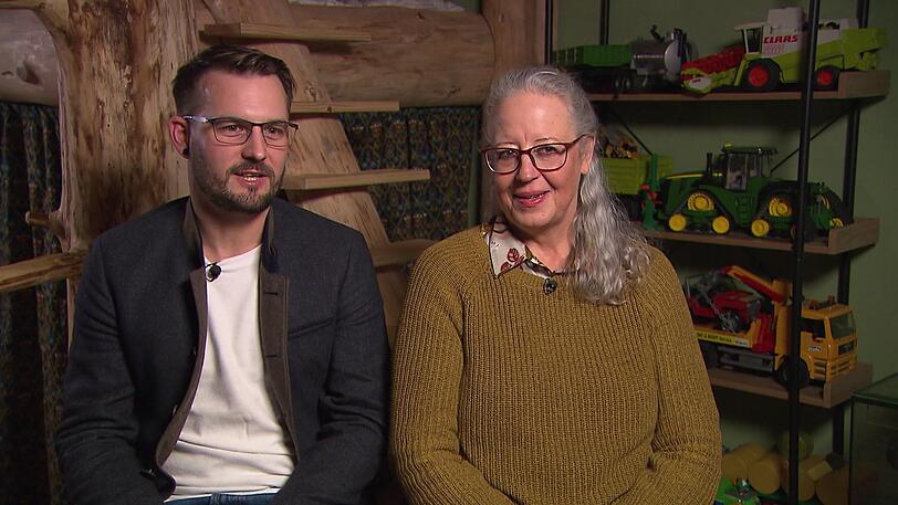 Nach dem Essen sind Philipp und Gudrun satt und glücklich. Nach dem Essen sind Philipp und Gudrun satt und glücklich.