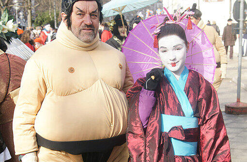 Wenn er mal so groß ist, steht ihm vielleicht auch eine fesche Geisha an der Seite.