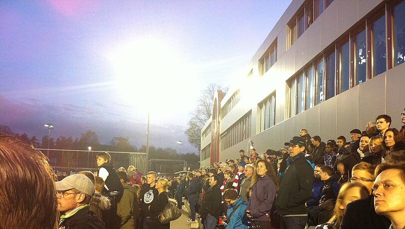 Die Fans beim öffentlichen Training am Mittwochabend. Die Fans beim öffentlichen Training am Mittwochabend.