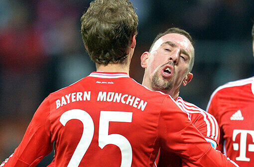 Gegen Werder Bremen: Thomas Müller (l) freut sich mit Franck Ribery (M) über dessen Tor zum 3:0