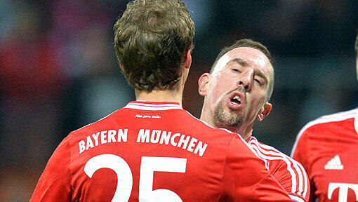 Gegen Werder Bremen: Thomas Müller (l) freut sich mit Franck Ribery (M) über dessen Tor zum 3:0 Gegen Werder Bremen: Thomas Müller (l) freut sich mit Franck Ribery (M) über dessen Tor zum 3:0