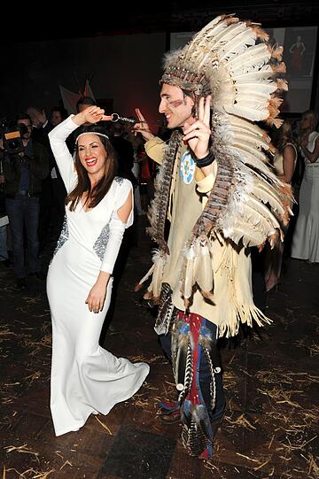 Viktoria Lauterbach mit tanzt Häuptling Patrick. Promis feiern die DressWestern Party zum Opening des Dresscoded Pop Up Store im Ingolstadt Village im Rilano No. 6 in München. Die Bilder.