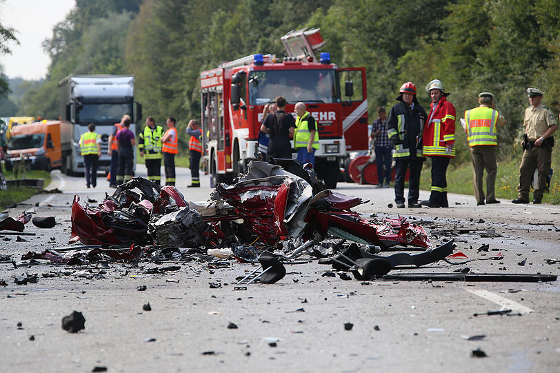 Weitere Bilder vom Verkehrsunfall auf der B12 bei Marktl und Simbach.