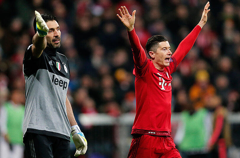 So bejubelte Bayern-Torjäger Robert Lewandowski den 1:2-Anschlusstreffer gegen Juventus Turin und Keeper Gianluigi Buffon.