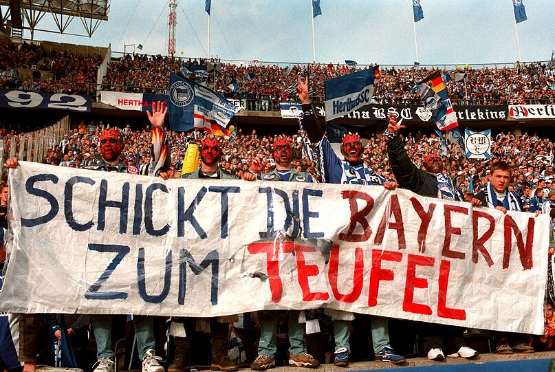 SAISON 1999:2000: Auch in der Folgesaison blieben die Bayern vier Spiele sieglos. Die Misere startete beim Auswärtsspiel in Berlin. Der Wunsch der Hertha-Fans wurde allerdings nicht komplett erhört. Beide Teams trennten sich mit einem 1:1-Unentschieden.