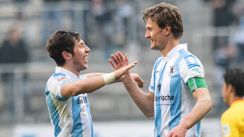 Glückwünsche von Maximilian Wittek: Kai Bülow war der Matchwinner für die Löwen.