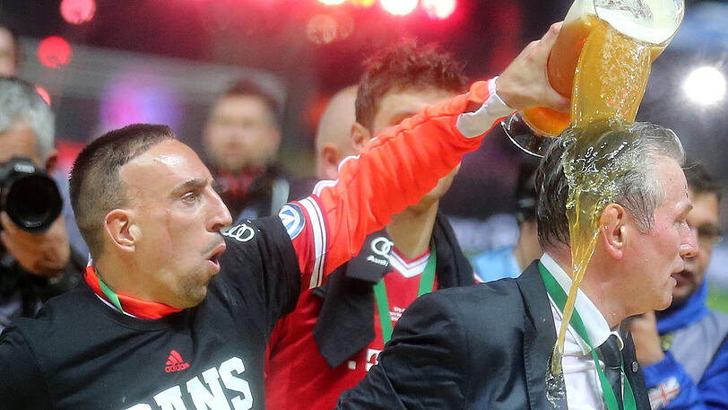 Franck Ribéry, wie er leibt und lebt: Nach dem Sieg im Pokalfinale 2013 gegen den VfB Stuttgart bekommt Bayern-Trainer Jupp Heynckes die obligatorische Weißbierdusche.