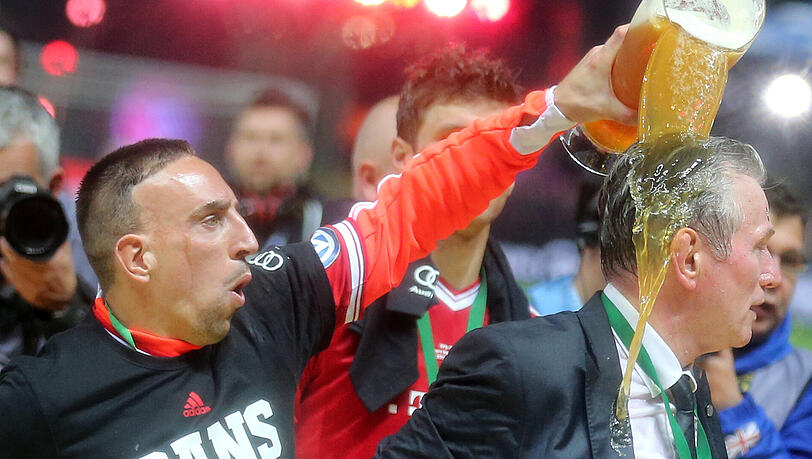 Franck Ribéry, wie er leibt und lebt: Nach dem Sieg im Pokalfinale 2013 gegen den VfB Stuttgart bekommt Bayern-Trainer Jupp Heynckes die obligatorische Weißbierdusche. Franck Ribéry, wie er leibt und lebt: Nach dem Sieg im Pokalfinale 2013 gegen den VfB Stuttgart bekommt Bayern-Trainer Jupp Heynckes die obligatorische Weißbierdusche.