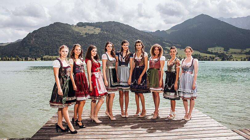 So schön ist&rsquo;s im Kaiserwinkl: In prachtvollen Dirndl von Lola Paltinger reihen sich die Schönen Münchnerinnen am Walchsee auf. Für den Direkteinzug ins Finale hat die Jury Sabrina ausgewählt (3.v.l.).