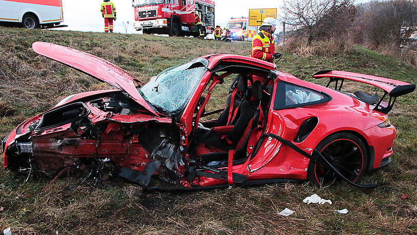 Das Wrack eines Porsches liegt nach dem schweren Unfall auf einer Gemeindestraße zwischen Haldenwang und Röfingen.