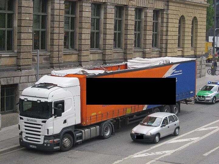 Dieser Lkw ist in der Paul-Heyse-Unterführung steckengeblieben