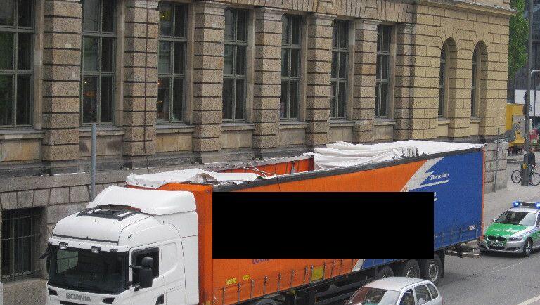 Dieser Lkw ist in der Paul-Heyse-Unterführung steckengeblieben