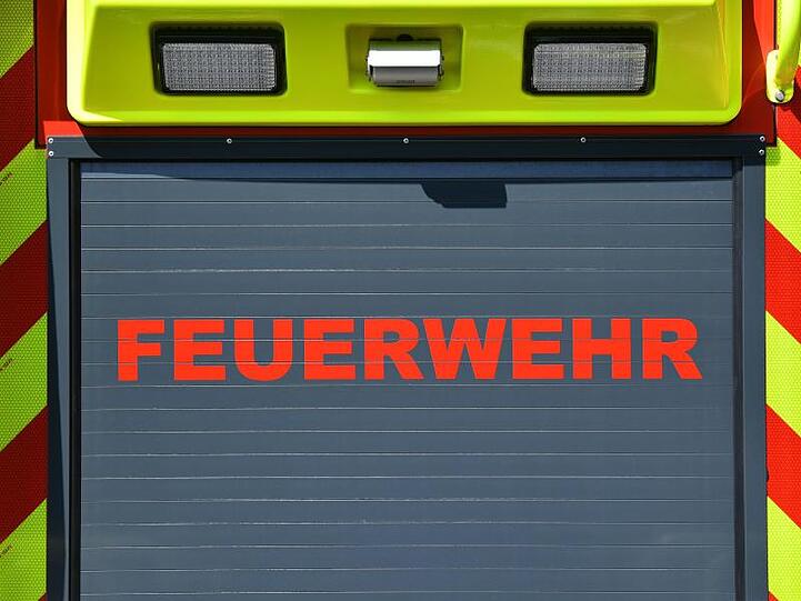 Der Schriftzug "Feuerwehr" ist auf einem Einsatzfahrzeug angebracht. Foto: Martin Schutt/dpa-Zentralbild/dpa/Archivbild