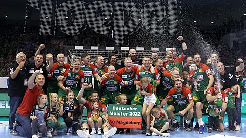 Die Magdeburger Mannschaft jubelt nach dem vorzeitigen Gewinn der Deutschen Meisterschaft.
